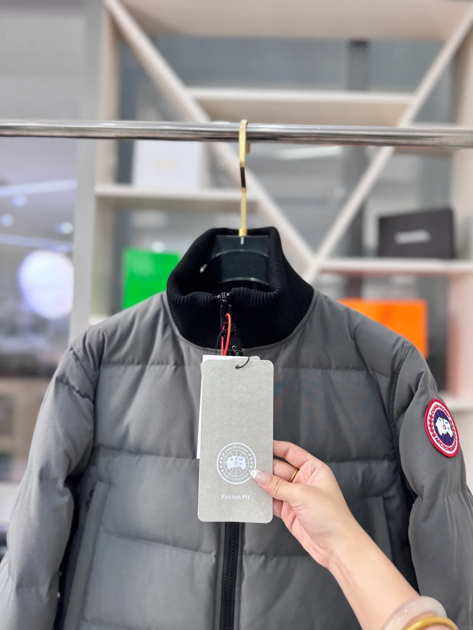P740 ganand goose42 new short style for men. The most popular autumn and winter items on Instagram in recent years. More and more people are choosing down jackets. Fur collar: wolf hair! Super 3D technology waterproof fabric treatment, perfect wind resistance, cold resistance, and super temperature resistance! Built-in plush thermal storage and warmth, fast heating and quick warming up! Personalized design, exquisite craftsmanship, smooth to the touch, and comfortable on the skin. Double-layer windproof cuffs, windproof and antifreeze! The pocket design is beautiful and practical. Down jackets have been the most popular thermal suit in the world in the past two years, and they have far surpassed the down jackets in the kingdom. At the same time, the style is classic and never goes out of style. Don’t be afraid of this cold winter, you only need a down jacket and you can get it done. Black: lime, black, graphite gray Size: s-3xl